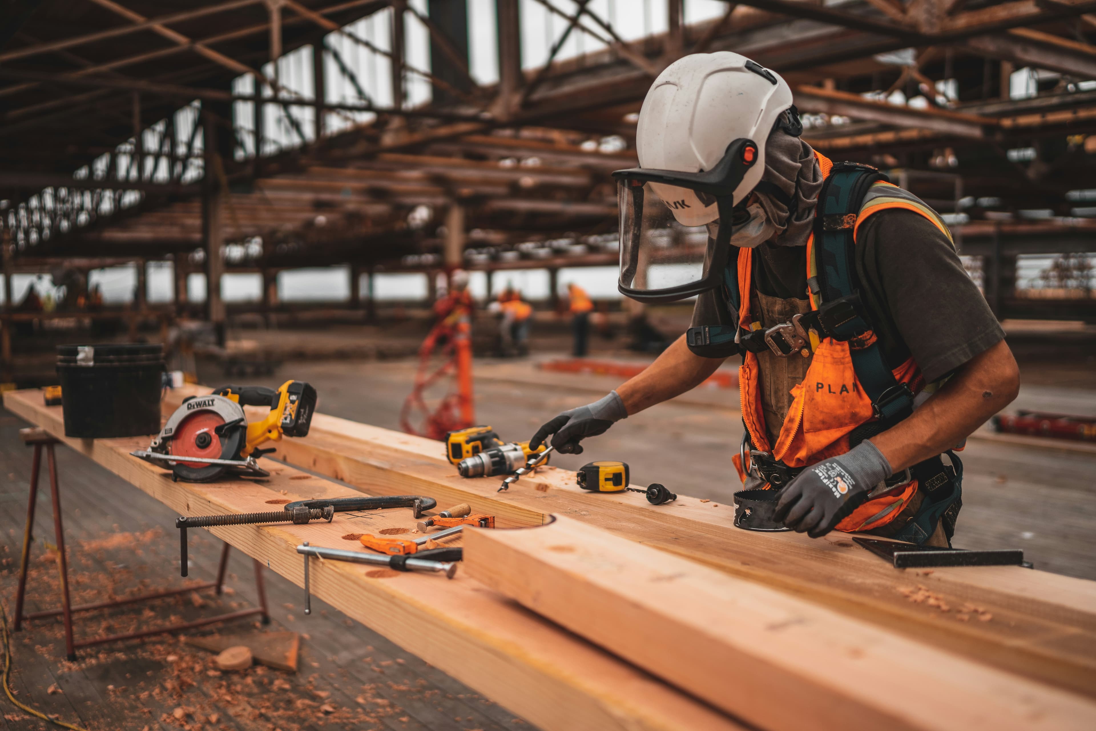 Handwerker bei Holzarbeiten auf einer Baustelle